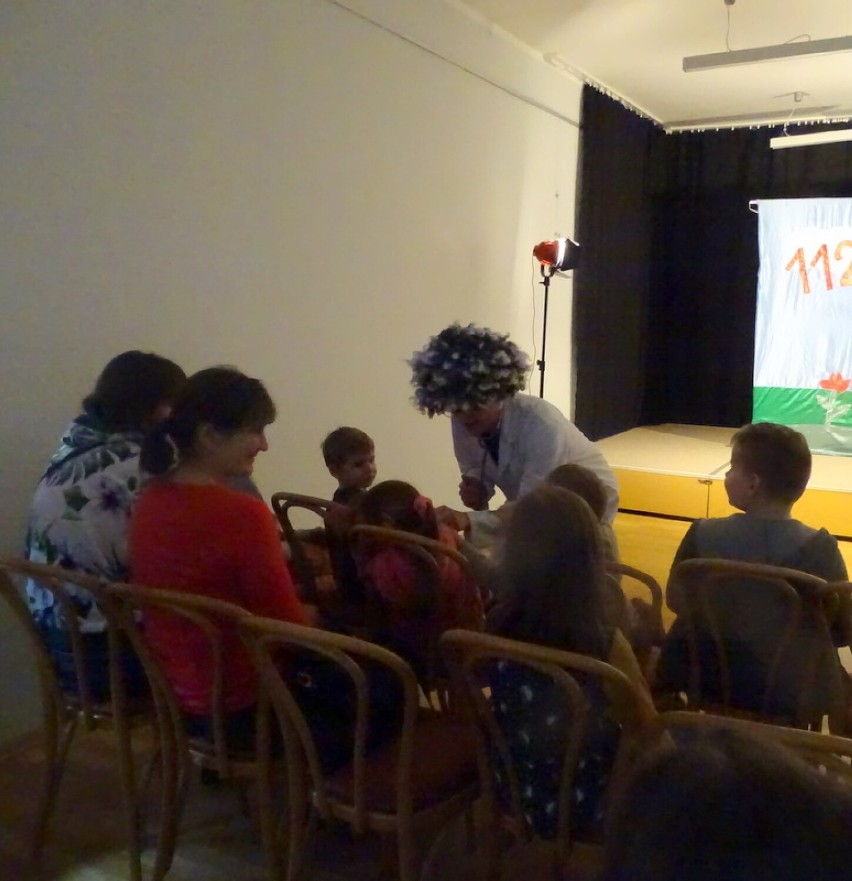 "Wybierz numer 112" - dzieci w Łebie wzięły udział w pouczającym spektaklu
