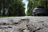 Zielona Góra. Mieszkańcy narzekali, na dziurach tracili zawieszenie i nerwy. Jest szansa, że droga między Chynowem i Krępą będzie odnawiana