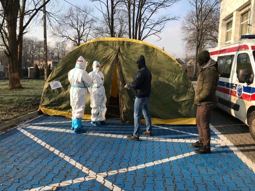 Ruszyły testy na koronawirusa dla nauczycieli. Jeden z namiotów do wymazów znajduje się przy ul. Ptaszyckiego 