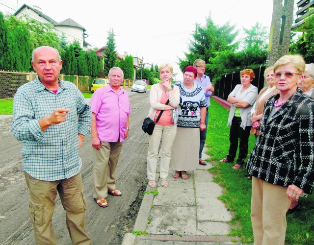 &#8233;Mieszkańcy ul. Rzeźniczej nie chcą ciężarówek na swojej ulicy (z lewej Tadeusz Biegała)&#8233;