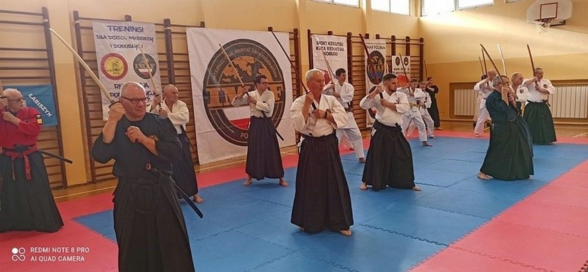 Głównym celem wspólnych treningów kenjutsu jest wymiana...