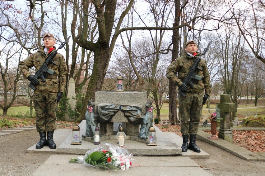 Rocznicę wybuchu Powstania Wielkopolskiego uczcili żołnierze 12 WBOT. Odwiedzili groby i zapalili znicze 
