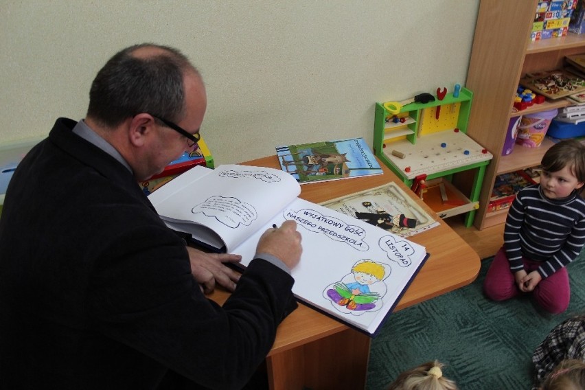 WOLSZTYN-  Burmistrz czytał dzieciom (zdjęcia]