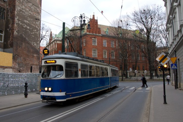 W autobusach i tramwajach wyświetlane są krótkie filmy mające na ...