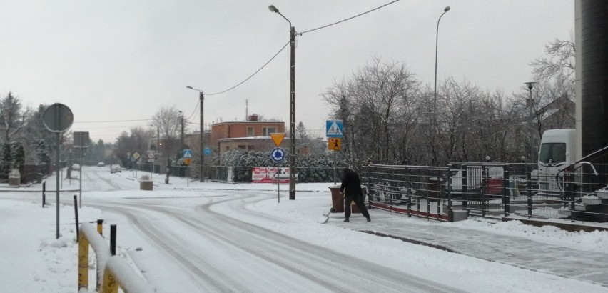 Zima w Pruszczu Gdańskim. Trudne warunki na drogach, zaśnieżone ulice i chodniki, łopaty poszły w ruch |ZDJĘCIA