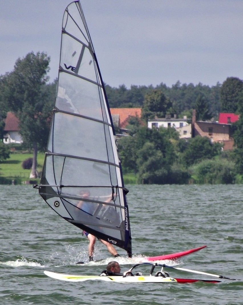 Windsurfing - sport wodny uprawiany w czasie wiatrów