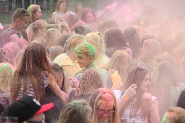 Przy basenie na włocławskim Słodowie zorganizowano Festiwal Kolorów, czyli Holi Day. Impreza polega na tym, że uczestnicy posypują się kolorowymi proszkami.