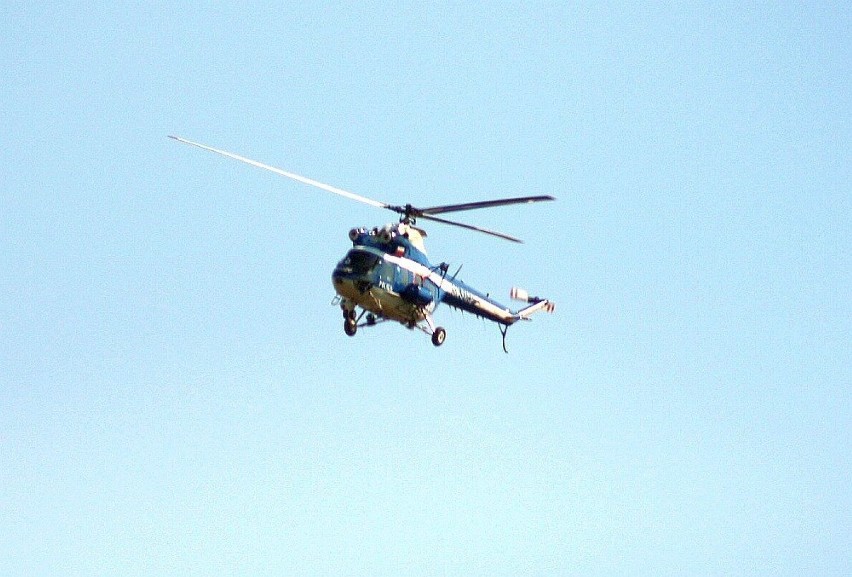 Nad lasem wciąż lata policyjny helikopter