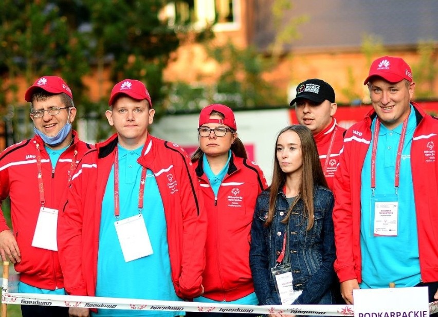 Wielki turniej Olimpiad Specjalnych w Skarżysku - Kamiennej. Przyjechali zawodnicy z całej Polski. Rywalizują w grze w kręgle (DUŻO ZDJĘĆ)