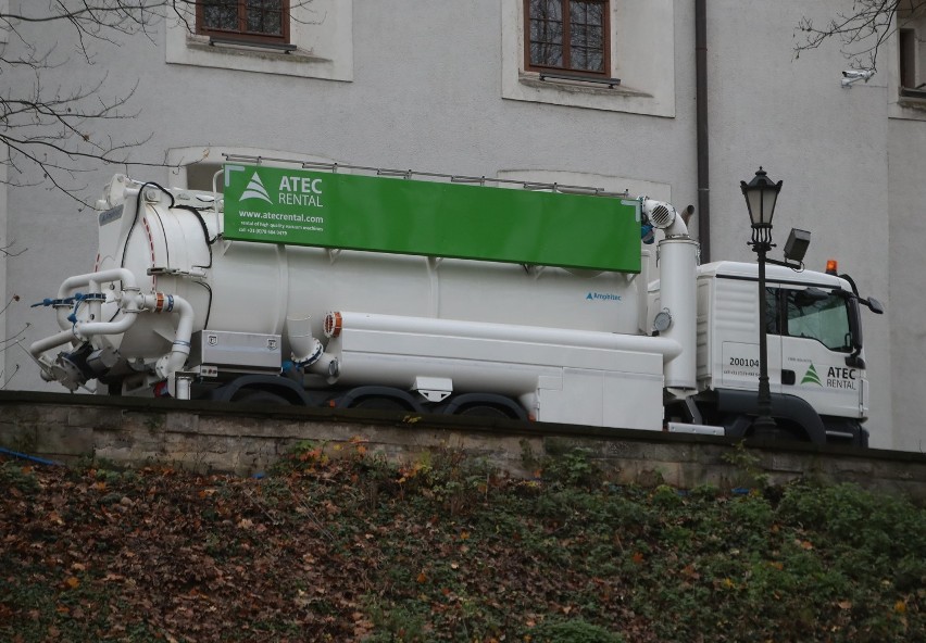 Trwa udrażnianie tuneli pod Zamkiem Książąt Pomorskich w Szczecinie. Do tego sprowadzono specjalny sprzęt z Holandii.