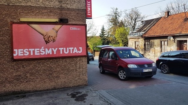 Kalwaria Zebrzydowska. Na różowym tle para tej samej płci trzymała się za ręce. Ten bilboard szybko stąd usunięto. Fundacja Równosć reaguje na działania samorządów w sprawie LGBT