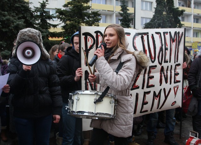 Uczniowie IV LO ponownie zorganizowali protest pod piotrkowskim magistratem