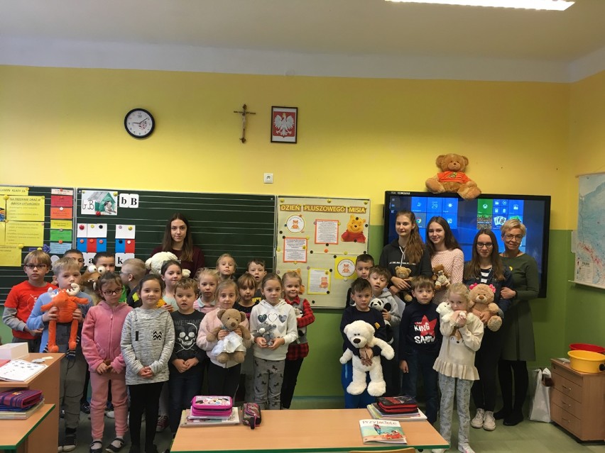 Dzieci ze szkoły podstawowej nr 2 w Bochni zebrały 370 pluszowych misiów dla swoich rówieśników na Litwie [ZDJĘCIA]