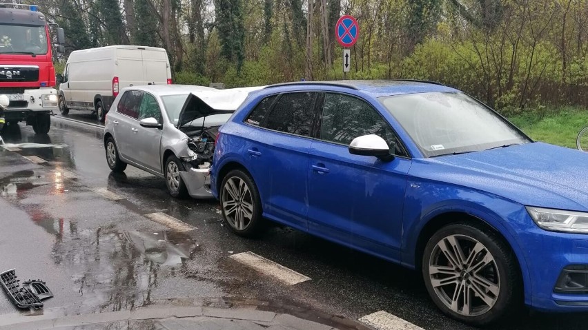 Zderzenie dwóch pojazdów w Rostarzewie. Jedna osoba trafiła do szpitala