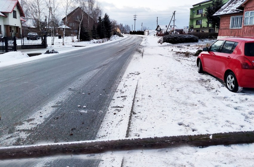 Wypadek pod Nowym Sączem. Suzuki rozbite, słup powalony, strażacy zapracowani