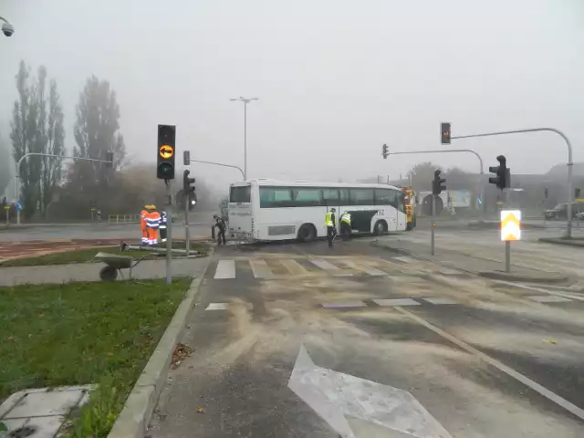 Autobusem rejsowym Olsztyn-Szczytno jechał tylko kierowca, który nie odniósł poważniejszych obrażeń. Natomiast kierujący osobówką został przewieziony z urazem ręki  do szpitala.