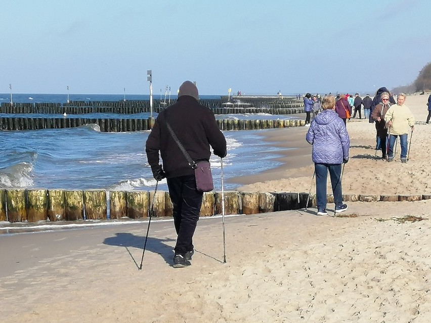 Nordic walking brzegiem morza. Plaża centralna w Kołobrzegu,...