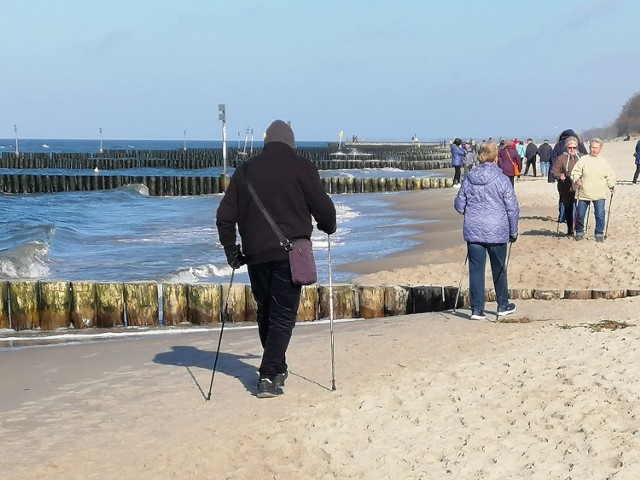 Nordic walking brzegiem morza. Plaża centralna w Kołobrzegu, okolice hoteli Marine i Arki