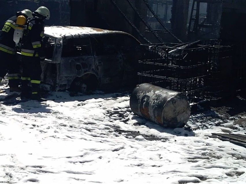 Pożar na terenie firmy transportowej w Kwaśniowie Górnym - ZDJĘCIA