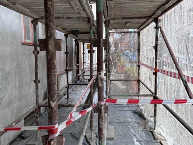 Największa kamienica przy ulicy Leszczyńskich przechodzi remont. Po odświeżeniu będzie zdobiła wyłożoną brukiem ulicę