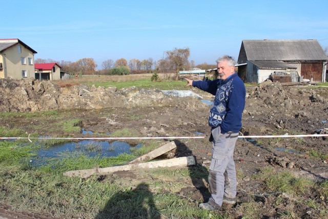 Władysław Wiśniowski pokazuje miejsce, w którym stał jego dom przy ul. Nadwiślańskiej w Bobrku