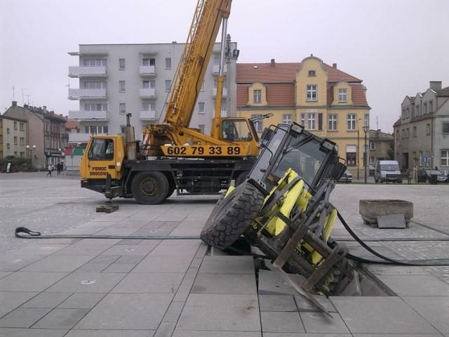 Fontanna zapadła się pod ciężarem ładowarki.