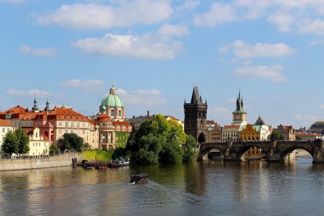 Czechy. Zakaz wychodzenia z domu bez maseczki lub chusty