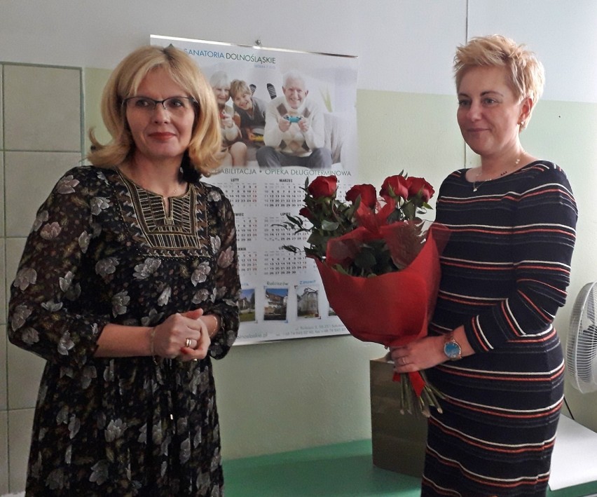 Dr Sylwia Szymańska-Szymczyk odebrała kwiaty i gratulacje za...