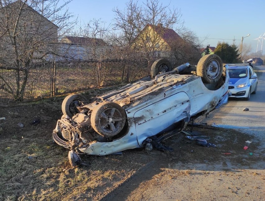 Właściciel samochodu uczył młodszego brata jeździć autem....