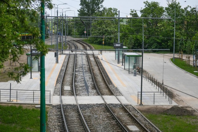 Pierwsze pomysły na stworzenie trasy z Lubonia do Winiar, z wykorzystaniem torów kolejowych, pochodzą już z 1928 roku. Jak informuje na swojej stronie MPK Poznań, do koncepcji powrócono w połowie lat siedemdziesiątych. Plany zakładały, że docelowo powstaną dwie linie szybkiego tramwaju. 
Przejdź do kolejnego zdjęcia --->