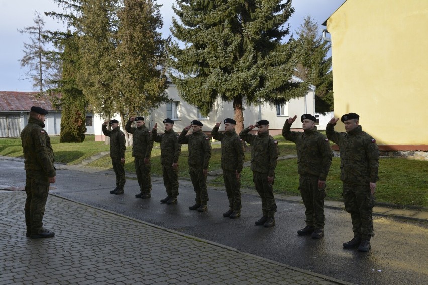 Szkolenie z musztry i survivalu żołnierzy dobrowolnej zasadniczej służby wojskowej w 1. Batalionie Czołgów w Żurawicy [ZDJĘCIA]