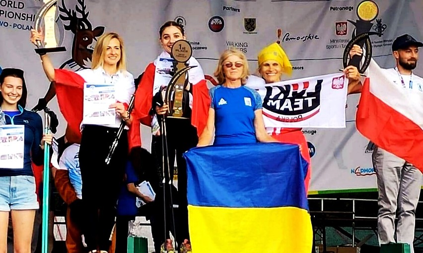 Hanna Krajewska (trzecia z lewej) na mistrzowskim podium