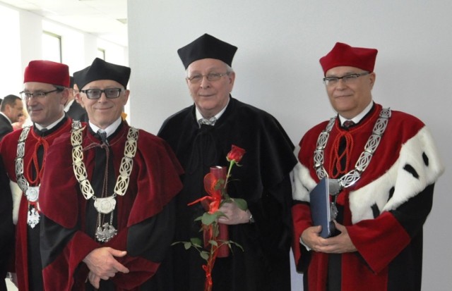 Na zdjęciu od prawej: prof. dr hab. Sylwester Czopek, rektor Uniwersytetu Rzeszowskiego, dr hab. Andrzej Wawryniuk, prof. dr hab. Zdzisław Budzyński, dziekan Wydziału Socjologiczno-Historycznego UR oraz dr hab. prof. UR Wojciech Walach, prorektor ds. studenckich i kształcenia UR.