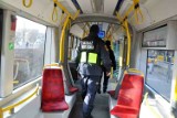 Pijany leżał na podłodze w stołecznym tramwaju. Okazało się, że jest poszukiwany i musi trafić do aresztu