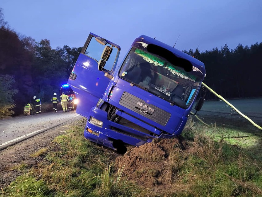 Wjechał ciężarówką do rowu między Lubogoszczą a Lubiatowem 