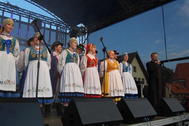 Żukowo. Armatnie wystrzały i ognie sztuczne uświetniły jubileusz 800-lecia sprowadzenia norbertanek