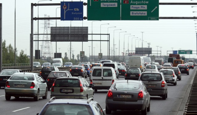 Utrudnienia na moście potrwają do października. Obecnie jeździmy jedną częścią przeprawy - w stronę Bródna mamy do dyspozycji dwa pasy, a w przeciwną trzy. Dobra wiadomość jest taka, że wtedy znacznie zwiększy się przepustowość mostu, bo w każdą stronę będziemy mieli do dyspozycji po 5 pasów. 

Zobacz też: Narzekasz na korki? Zobacz, jak jeździło się 50 lat temu [GALERIA]