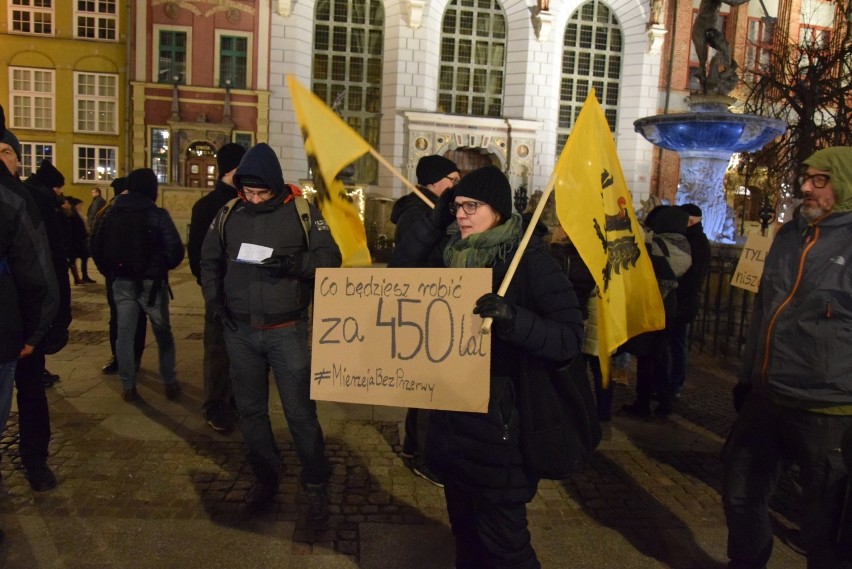 Demonstracja przeciwko przekopowi Mierzei Wiślanej! Aktywiści protestowali pod Fontanną Neptuna