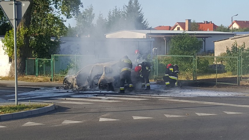 W Szczecinku samochód BMW spalił się doszczętnie [zdjęcia]