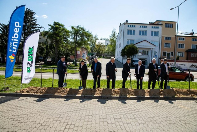 Symboliczne wbicie łopat w wykonaniu władz samorządu województwa podlaskiego i miasta Białystok oraz zaproszonych gości dało początek przebudowie ul. Raginisa. W ramach tej inwestycji powstaną m.in. ronda na skrzyżowaniach tej ulicy z Rycerską i Baśniową, Jaroszówka i Jutrzenki, Uśmiechu i Baśniową oraz Gwiazdkową.