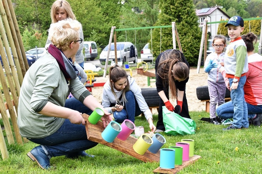 W Sękowej dzieci i rodzice budują recyklingowy ogród pięciu zmysłów
