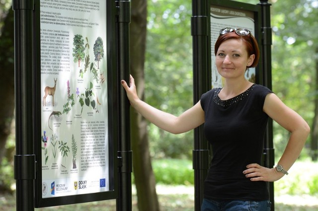 Pani Anna Popow-Nowicka pokazuje nam jedną z tablic edukacyjnych