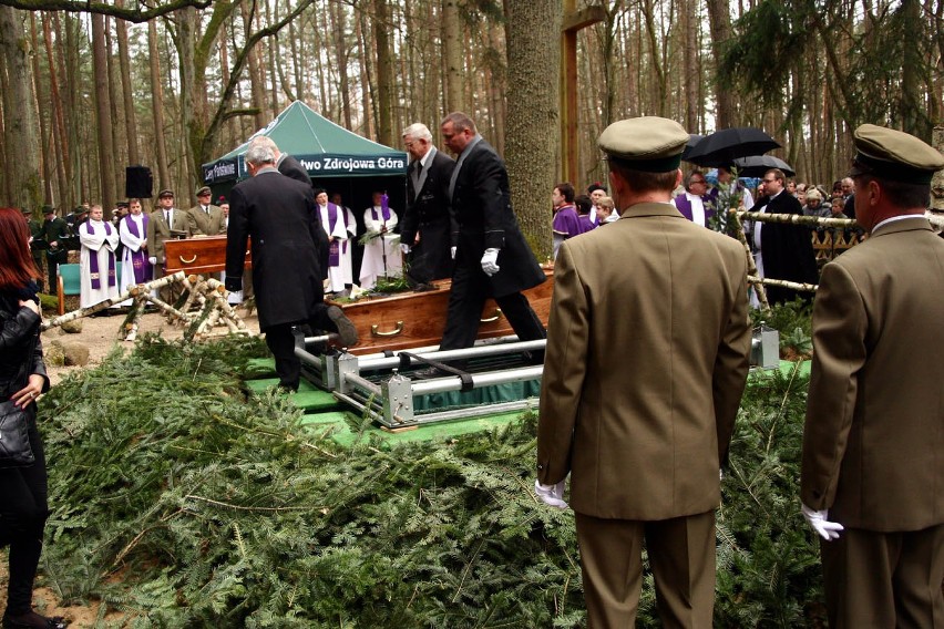 Pogrzeb leśniczego z Dobrzycy. Ponad pół tysiąca osób pożegnało Aleksandrę i Zdzisława Krause [FOTO]