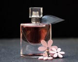 Kultowe perfumy damskie na jesień i zimę. Jakie zapachy wybrać? Zapachy dla kobiet na jesień i zimę [7.11]