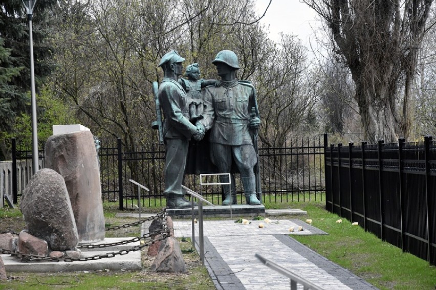 Pomnik z radzieckim żołnierzem czeka na marszałka...