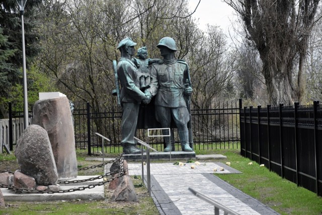 Pomnik z radzieckim żołnierzem czeka na marszałka Rokossowskiego w Legnicy.
