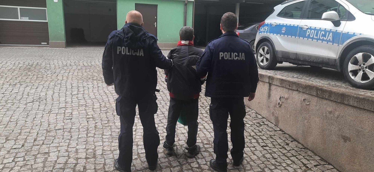 Ostrowieccy Policjanci Zatrzymali Dwóch Poszukiwanych Ostrowiec Świętokrzyski Nasze Miasto