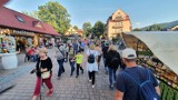 Zakopane. Słoneczny weekend przyciągnął tłumy turystów pod Giewont. Korki na szlakach, korki na ulicach