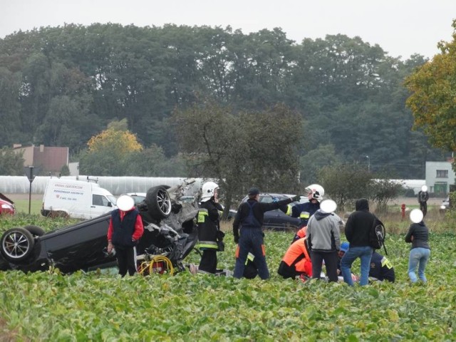 Czarna środa na drogach powiatu nowotomyskiego. Około godziny 14 doszło do kolejnego tego dnia wypadku drogowego, tym razem bardzo poważnego w skutkach.

CZYTAJ WIĘCEJ: Urbanowo: Kierowca doznał poważnych obrażeń [ZDJĘCIA]