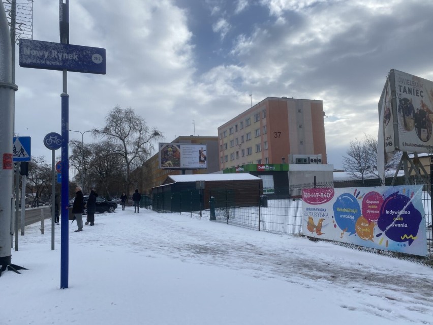 Burza i zamieć śnieżna nad Płockiem. Uszkodzony punkt pobrań wymazów do testów COVID-19. Tak wygląda Płock po gwałtownych opadach [ZDJĘCIA]